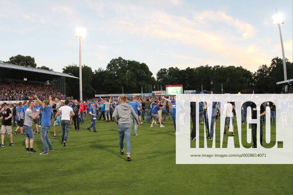Fußball Relegation zur 3. Liga: SV Meppen - SV Waldhof Mannheim am 31.05.2017 an der Hänsch-Arena in Meppen Die Freude bei den Fans des SV Meppen ist groß - Platzsturm - Aufstieg MH