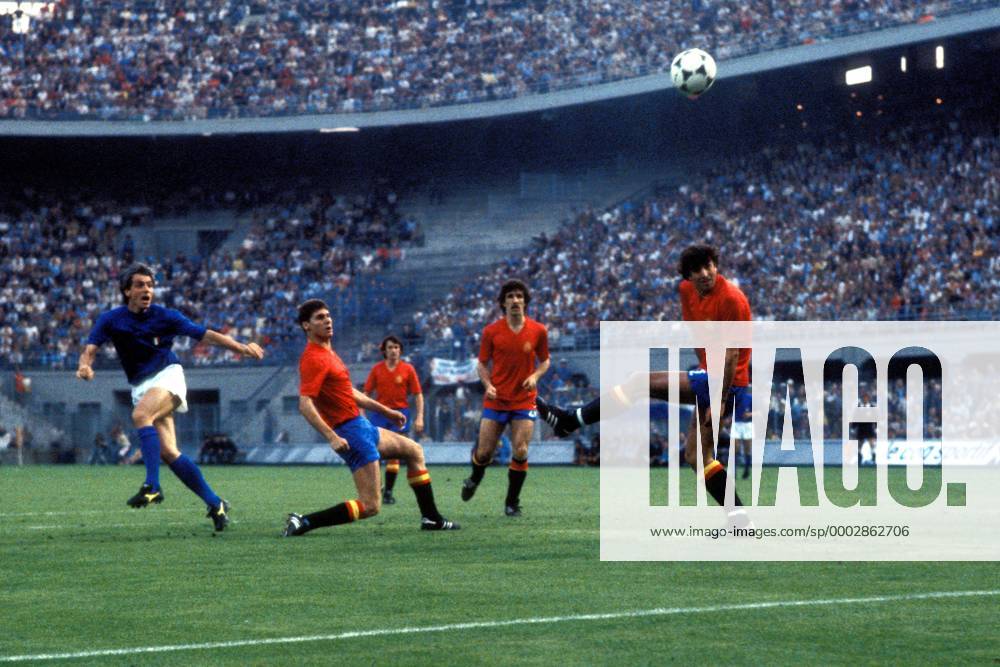 Roberto Bettega (Italien, li.) zieht ab, daneben u.a.: Miguel Tendillo (2.v.li.) und Jose Ramon Alesanco (beide Spanien, re.) Fußball Länderspiel Herren EM 1980, Nationalmannschaft, Nationaltrikot, Gruppe B, Italien - Spanien 0:0 Totale Mailand Dynamik, Fußball Länderspiel Herren EM 1980, Nationalmannschaft, Nationaltrikot, Gruppe B, Italien - Spanien 0:0 Totale Mailand Dynamik,