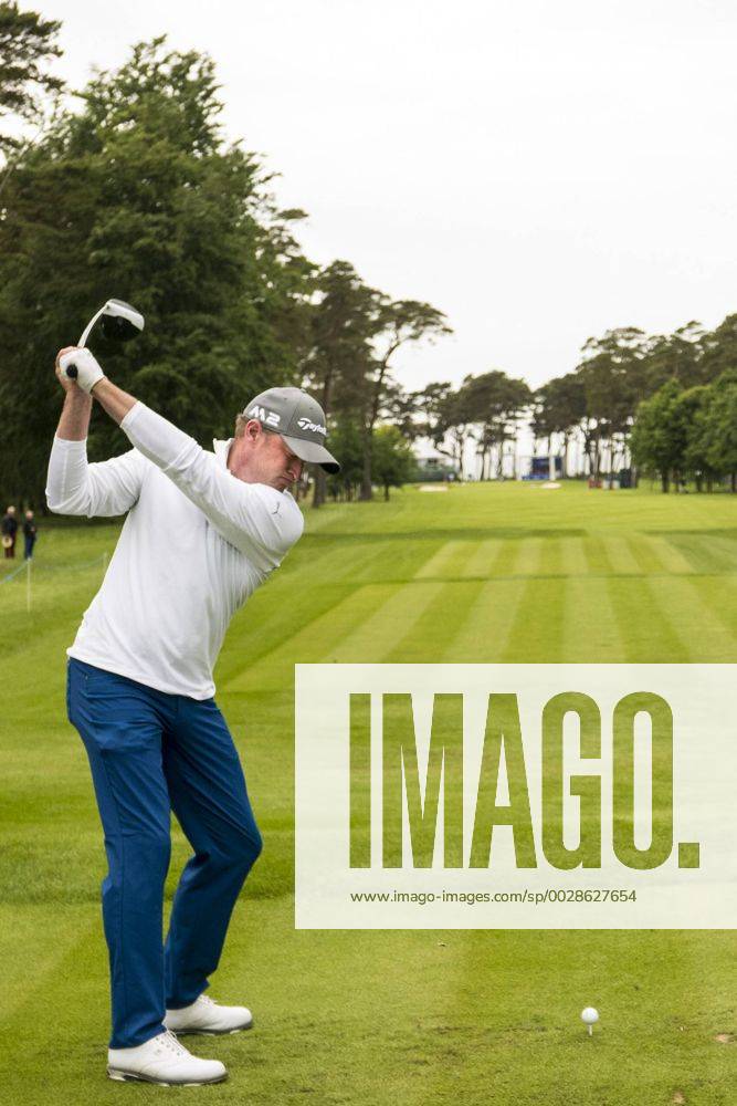 Jamie Donaldson, Wales som leder tävlingen pa -8 under par slar ut fran sjuttonde tee under dag tva av golftävlingen Nordea Masters den 2 juni 2017 i Barsebäck.