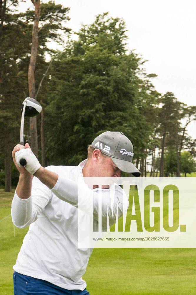 Jamie Donaldson, Wales som leder tävlingen pa -8 under par slar ut fran sjuttonde tee under dag tva av golftävlingen Nordea Masters den 2 juni 2017 i Barsebäck.