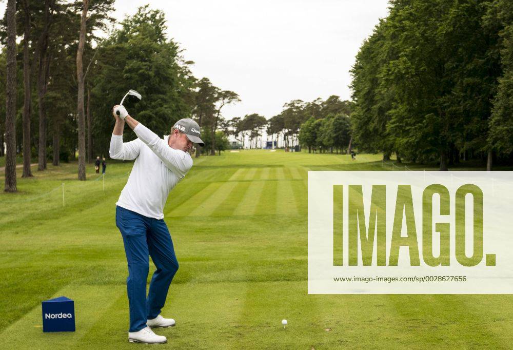 Jamie Donaldson, Wales som leder tävlingen pa -8 under par slar ut fran sjuttonde tee under dag tva av golftävlingen Nordea Masters den 2 juni 2017 i Barsebäck.