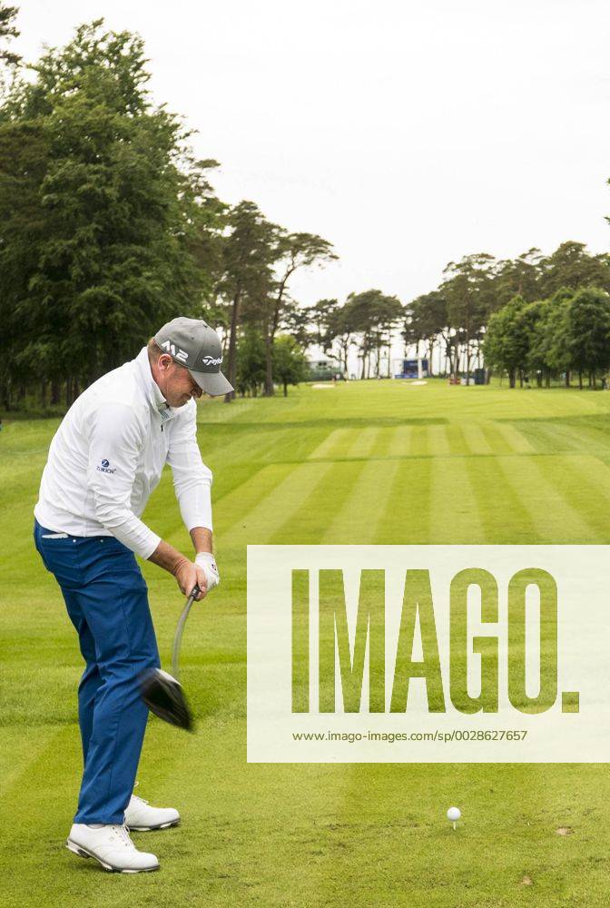 Jamie Donaldson, Wales som leder tävlingen pa -8 under par slar ut fran sjuttonde tee under dag tva av golftävlingen Nordea Masters den 2 juni 2017 i Barsebäck.
