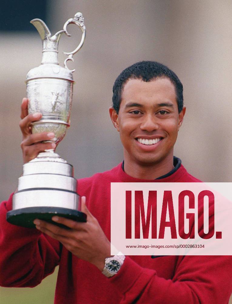 Sieger Eldrick Tiger Woods (USA) präsentiert die Claret Jug Trophäe der British Open Championship 2000 Golf Herren British Open Championship 2000, PGA Tour, TPC of Europe Einzelbild The Old Course Royal and Ancient Golf Club St. Andrews Freude, Golf Herren British Open Championship 2000, PGA Tour, TPC of Europe Einzelbild The Old Course Royal and Ancient Golf Club St. Andrews Freude,