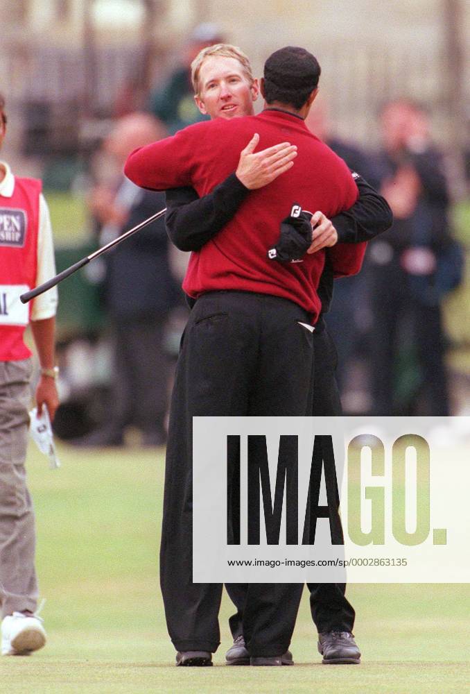 Sieger Eldrick Tiger Woods (USA, re.) und sein Caddie feiern den Sieg bei der British Open Championship 2000 Golf Herren British Open Championship 2000, PGA Tour, TPC of Europe Gruppe The Old Course Royal and Ancient Golf Club St. Andrews Freude, Golf Herren British Open Championship 2000, PGA Tour, TPC of Europe Gruppe The Old Course Royal and Ancient Golf Club St. Andrews Freude,