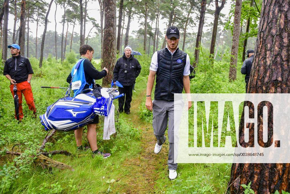 Chris Wood, England letar boll under dag fyra av golftävlingen Nordea Masters den 4 juni 2017 i Barsebäck.
