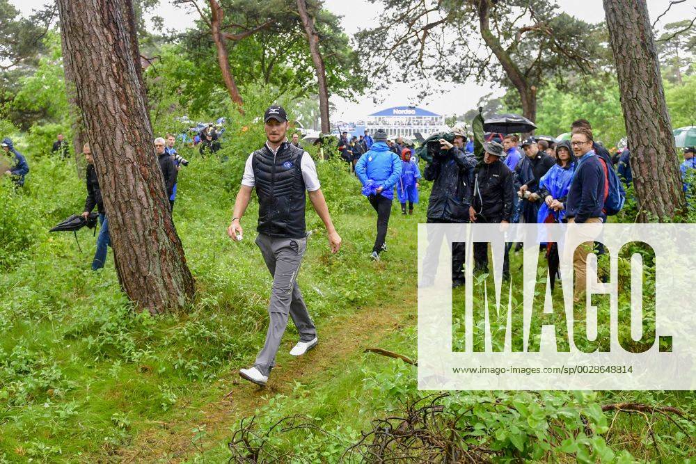 Chris Wood, England letar boll under dag fyra av golftävlingen Nordea Masters den 4 juni 2017 i Barsebäck.