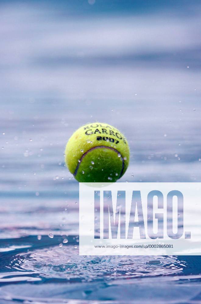 Witterungsbedingt fallen einige Spiele bei Roland Garros 2007 ins Wasser - (pan20457) Tennis French Open 2007, Grand Slam, WTA Tour, ATP, Equipment nass Nässe Tropfen Wassertropfen Regentropfen Einzelbild Roland Garros, Regenwetter, Regenunterbrechung Paris Tennis French Open 2007, Grand Slam, WTA Tour, ATP, Equipment nass Nässe Tropfen Wassertropfen Regentropfen Einzelbild Roland Garros, Regenwetter, Regenunterbrechung Paris