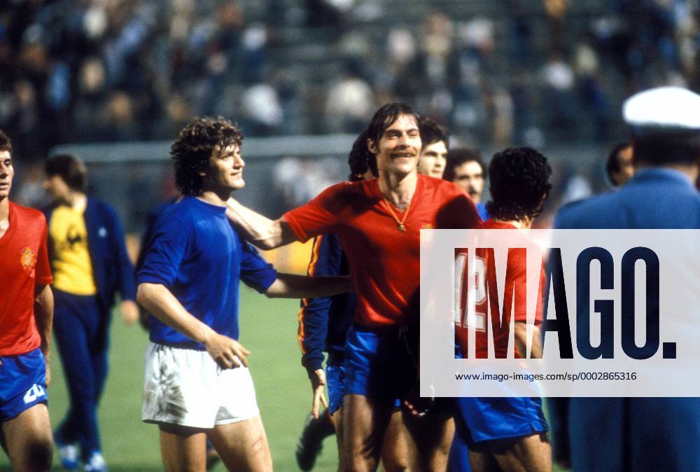 Giancarlo Antognoni (Italien, li.) und Migueli (Mitte) verabschieden sich, daneben Juanito (beide Spanien) Fußball Länderspiel Herren EM 1980, Nationalmannschaft, Nationaltrikot, Gruppe B Gruppe Mailand Harmonie, Fußball Länderspiel Herren EM 1980, Nationalmannschaft, Nationaltrikot, Gruppe B Gruppe Mailand Harmonie,