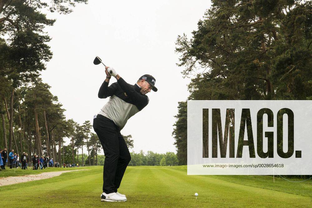 Lee Westwood, England slar ut fran 5:e tee under dag fyra av golftävlingen Nordea Masters den 4 juni 2017 i Barsebäck.