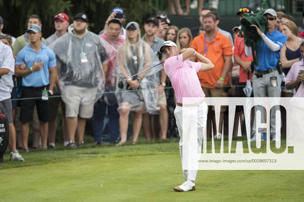 DUBLIN, OH - JUNE 04: PGA Golf Herren golfer Justin Thomas drives the ball on the 15th hole in the rain during the Memorial Tournament - Final Round on June 4, 2017 at Muirfield Village Golf Club in Dublin, Ohio (Photo by Khris Hale Icon Sportswire) GOLF: JUN 04 PGA - the Memorial Tournament - Final Round Icon170604100