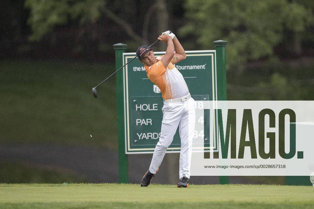 DUBLIN, OH - JUNE 04: PGA Golf Herren golfer Rickie Fowler drives the ball on the 8th hole in the pouring rain during the Memorial Tournament - Final Round on June 4, 2017 at Muirfield Village Golf Club in Dublin, Ohio (Photo by Khris Hale Icon Sportswire) GOLF: JUN 04 PGA - the Memorial Tournament - Final Round Icon170604103