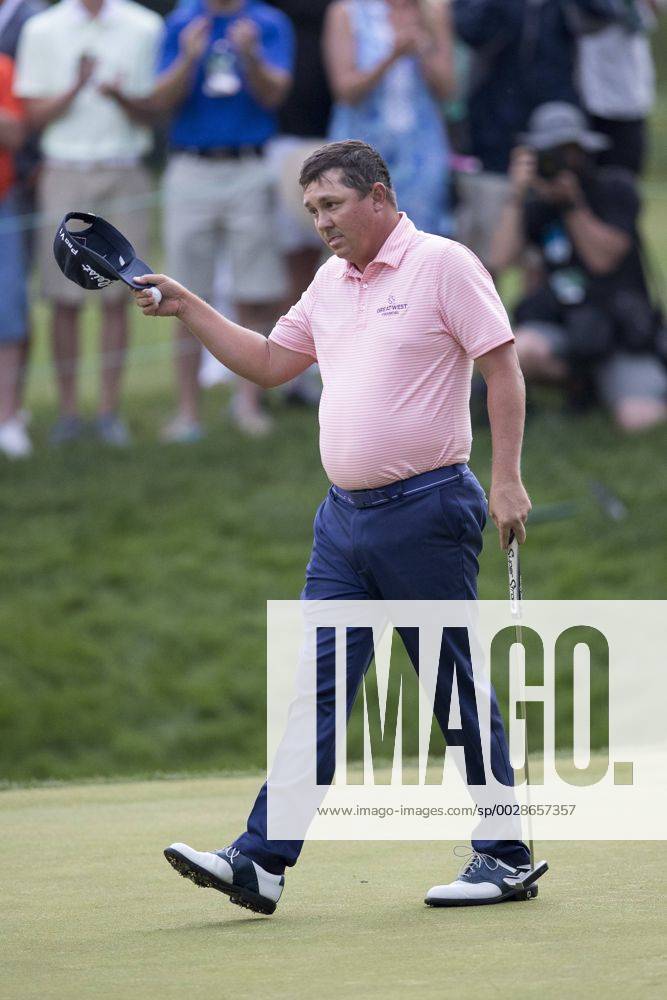 DUBLIN, OH - JUNE 04: PGA Golf Herren golfer Jason Dufner tips his hat to the fans after winning the Memorial Tournament - Final Round on June 4, 2017 at Muirfield Village Golf Club in Dublin, Ohio (Photo by Khris Hale Icon Sportswire) GOLF: JUN 04 PGA - the Memorial Tournament - Final Round Icon170604114