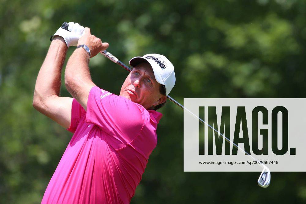 DUBLIN, OH - JUNE 04: Phil Mickelson hits a drive on the ninth hole during the final round of The Memorial Tournament on June 4th 2017, at the Muirfield Village Golf Club in Dublin, OH. (Photo by Ian Johnson Icon Sportswire) GOLF: JUN 04 PGA Golf Herren - the Memorial Tournament - Final Round Icon170604044