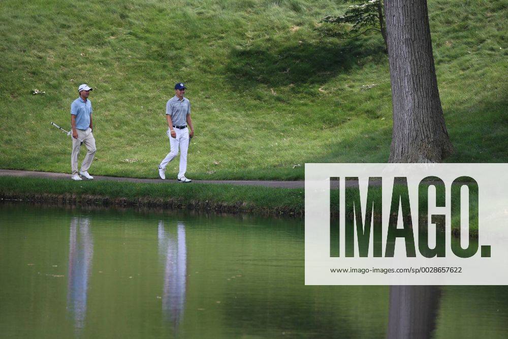 DUBLIN, OH - JUNE 04: Kevin Kisner (left) and Jordan Spieth walk up to the green on the 12th hole during the final round of The Memorial Tournament on June 4th 2017, at the Muirfield Village Golf Club in Dublin, OH. (Photo by Ian Johnson Icon Sportswire) GOLF: JUN 04 PGA Golf Herren - the Memorial Tournament - Final Round Icon170604064