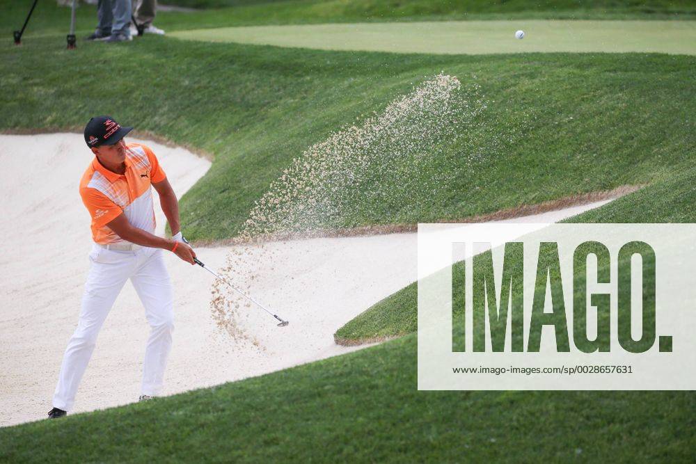 DUBLIN, OH - JUNE 04: Rickie Fowler hits out of a bunker on the 12th hole during the final round of The Memorial Tournament on June 4th 2017, at the Muirfield Village Golf Club in Dublin, OH. (Photo by Ian Johnson Icon Sportswire) GOLF: JUN 04 PGA Golf Herren - the Memorial Tournament - Final Round Icon170604069