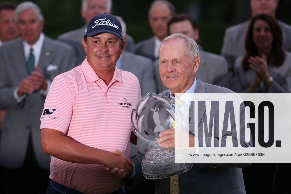 DUBLIN, OH - JUNE 04: Jason Dufner holds his trophy with Jack Nicklaus after winning The Memorial Tournament on June 4th 2017, at the Muirfield Village Golf Club in Dublin, OH. (Photo by Ian Johnson Icon Sportswire) GOLF: JUN 04 PGA Golf Herren - the Memorial Tournament - Final Round Icon170604076