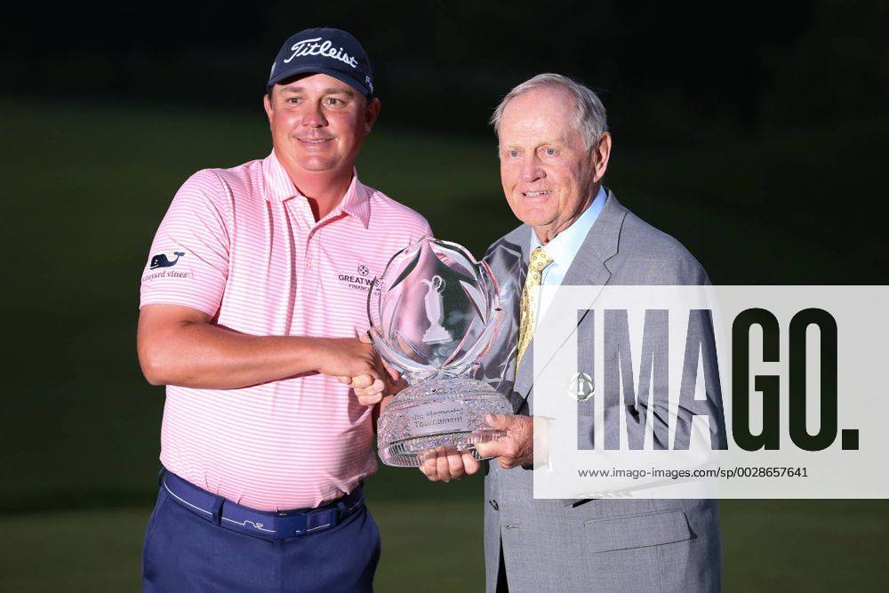 DUBLIN, OH - JUNE 04: Jason Dufner holds his trophy with Jack Nicklaus after winning The Memorial Tournament on June 4th 2017, at the Muirfield Village Golf Club in Dublin, OH. (Photo by Ian Johnson Icon Sportswire) GOLF: JUN 04 PGA Golf Herren - the Memorial Tournament - Final Round Icon170604079