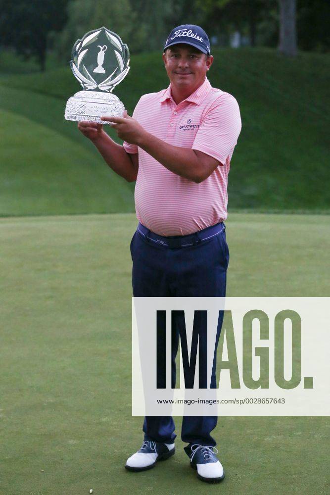 DUBLIN, OH - JUNE 04: Jason Dufner holds his trophy after winning The Memorial Tournament on June 4th 2017, at the Muirfield Village Golf Club in Dublin, OH. (Photo by Ian Johnson Icon Sportswire) GOLF: JUN 04 PGA Golf Herren - the Memorial Tournament - Final Round Icon170604081