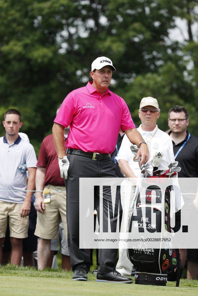 DUBLIN, OH - JUNE 04: PGA Golf Herren golfer Phil Mickelson waits to tee off on the first hole during the Memorial Tournament - Final Round on June 04, 2017 at Muirfield Village Golf Club in Dublin, Ohio (Photo by Brian Spurlock Icon Sportswire) GOLF: JUN 04 PGA - the Memorial Tournament - Final Round Icon1706040309