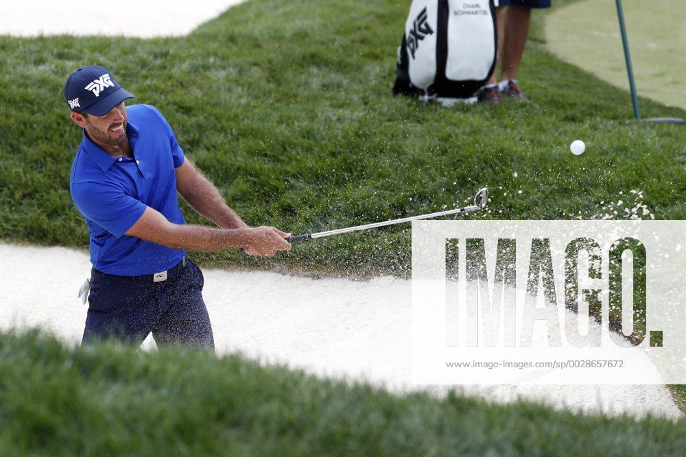 DUBLIN, OH - JUNE 04: PGA Golf Herren golfer Charl Schwartzel hits out of a bunker on the 4th hole during the Memorial Tournament - Final Round on June 04, 2017 at Muirfield Village Golf Club in Dublin, Ohio (Photo by Brian Spurlock Icon Sportswire) GOLF: JUN 04 PGA - the Memorial Tournament - Final Round Icon1706040324