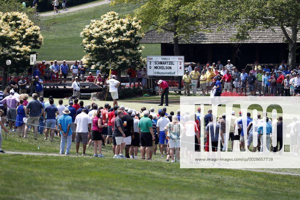 DUBLIN, OH - JUNE 04: PGA Golf Herren golfer Phil Mickelson putts on the 9th hole during the Memorial Tournament - Final Round on June 04, 2017 at Muirfield Village Golf Club in Dublin, Ohio (Photo by Brian Spurlock Icon Sportswire) GOLF: JUN 04 PGA - the Memorial Tournament - Final Round Icon1706040353