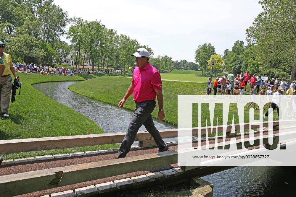 DUBLIN, OH - JUNE 04: PGA Golf Herren golfer Phil Mickelson walks across a bridge to the third hole during the Memorial Tournament - Final Round on June 04, 2017 at Muirfield Village Golf Club in Dublin, Ohio (Photo by Brian Spurlock Icon Sportswire) GOLF: JUN 04 PGA - the Memorial Tournament - Final Round Icon1706040363