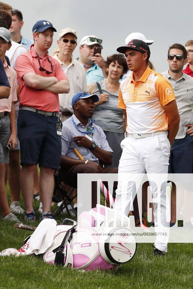 DUBLIN, OH - JUNE 04: PGA Golf Herren golfer Rickie Fowler waits in the rough on the 13th hole for a ruling by an official as play is stopped for a weather delay during the Memorial Tournament - Final Round on June 04, 2017 at Muirfield Village Golf Club in Dublin, Ohio (Photo by Brian Spurlock Icon Sportswire) GOLF: JUN 04 PGA - the Memorial Tournament - Final Round Icon1706040370