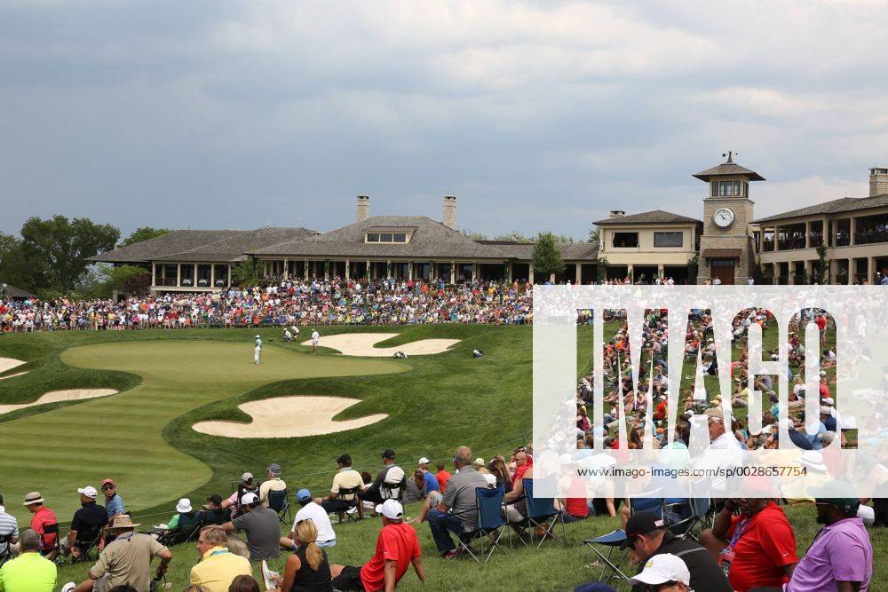 - SPORT DUBLIN, OH - JUNE 04: Spectators watch as PGA Golf Herren golfer Jason Day putts on the 18th hole during the Memorial Tournament - Final Round on June 04, 2017 at Muirfield Village Golf Club in Dublin, Ohio (Photo by Brian Spurlock Icon Sportswire) GOLF: JUN 04 PGA - the Memorial Tournament - Final Round Icon1706040378