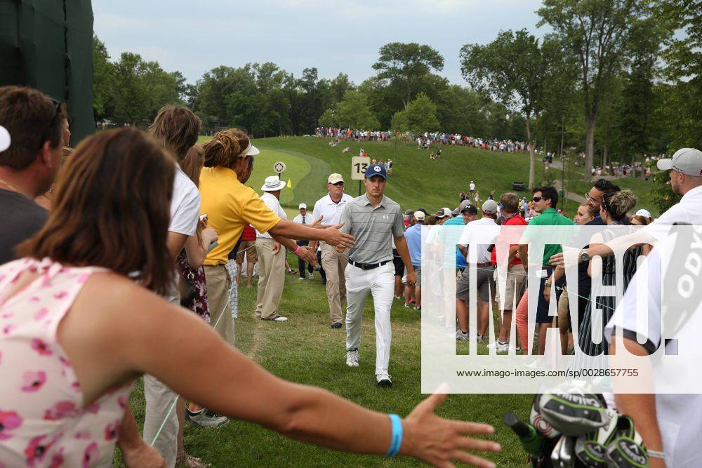 DUBLIN, OH - JUNE 04: PGA Golf Herren golfer Jordan Spieth high fives the fans as he walks to the 14th tee during the Memorial Tournament - Final Round on June 04, 2017 at Muirfield Village Golf Club in Dublin, Ohio (Photo by Brian Spurlock Icon Sportswire) GOLF: JUN 04 PGA - the Memorial Tournament - Final Round Icon1706040379