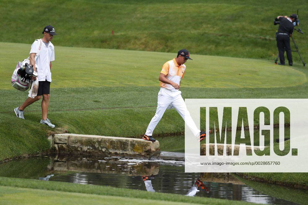 DUBLIN, OH - JUNE 04: PGA Golf Herren golfer Rickie Fowler steps over the creek on the 14th hole during the Memorial Tournament - Final Round at Muirfield Village Golf Club in Dublin, Ohio (Photo by Brian Spurlock Icon Sportswire)(Photo by Brian Spurlock Icon Sportswire) GOLF: JUN 04 PGA - the Memorial Tournament - Final Round Icon1706040382