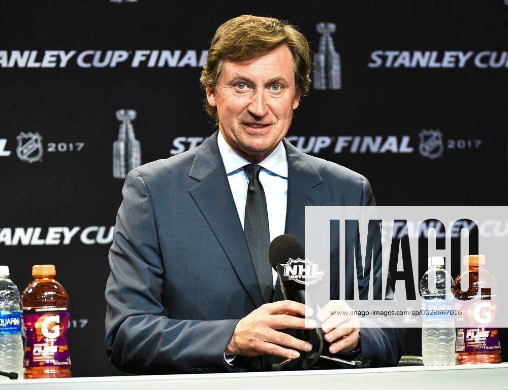 Nashville TN, USA Wayne Gretzky is name the Centennial Ambassador for the NHL Eishockey Herren USA during the press conference PK Pressekonferenz during of game four between the Pittsburg Penguins vs the Nashville Predators in the Stanley Cup Finals at Bridgestone Arena. Steve Roberts Cal Media NHL 2017: Penguins vs Predators JUNE 5 - ZUMAc04_ 20170605_zaf_c04_001