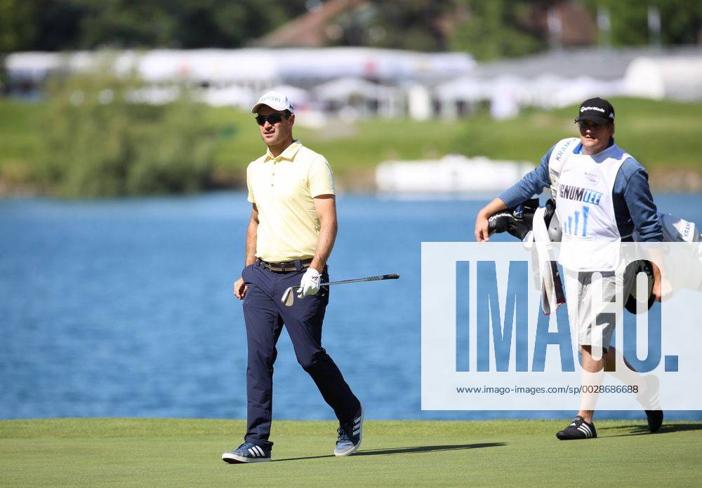 GOLF - PGA Golf Herren Lyoness Open 2017 ATZENBRUGG,AUSTRIA,08.JUN.17 - GOLF - PGA European Tour, Lyoness Open, Diamond Country Club. Image shows Florian Fritsch (GER) with his caddy. GEPAxpictures xChristianxWalgram