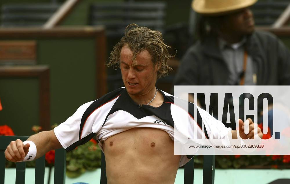 Lleyton Hewitt (Australien) wechselt sein Shirt Tennis Herren French Open 2007, Grand Slam, ATP Tour Einzelbild Roland Garros Paris Tennis Herren French Open 2007, Grand Slam, ATP Tour Einzelbild Roland Garros Paris