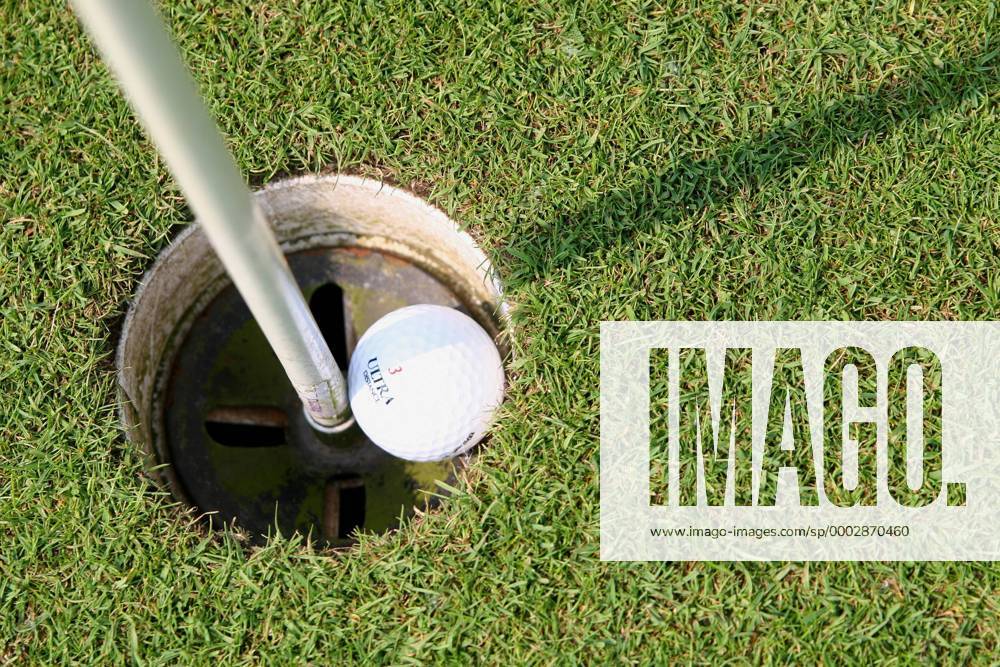 Eingelochter Golfball Golf Herren Freizeitgolf 2007, Freizeit, Freizeitsport, Freizeitgolfen, Symbol Einzelbild Golf Herren Freizeitgolf 2007, Freizeit, Freizeitsport, Freizeitgolfen, Symbol Einzelbild