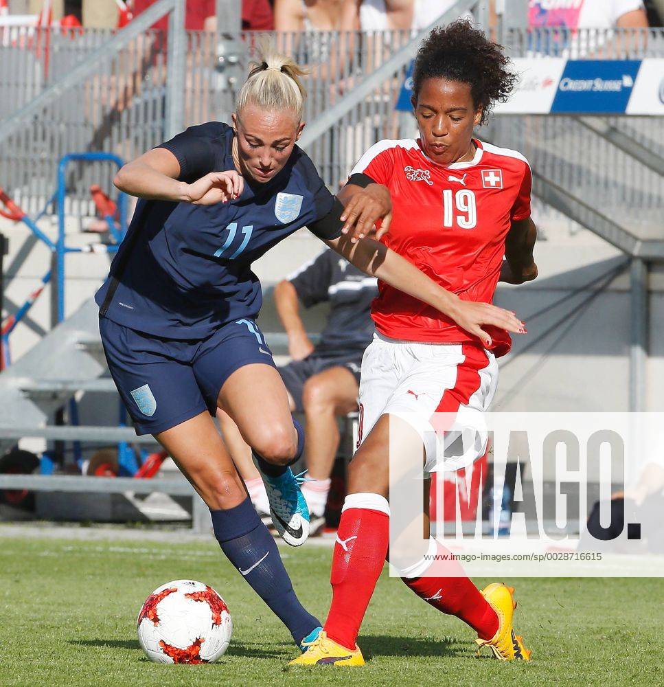 Tissot Arena Biel , SCHWEIZ , Fussball Länderspiel Frauen Schweiz - England Toni Duggan (li,England) gegen Eseosa Aigbogun (Schweiz)