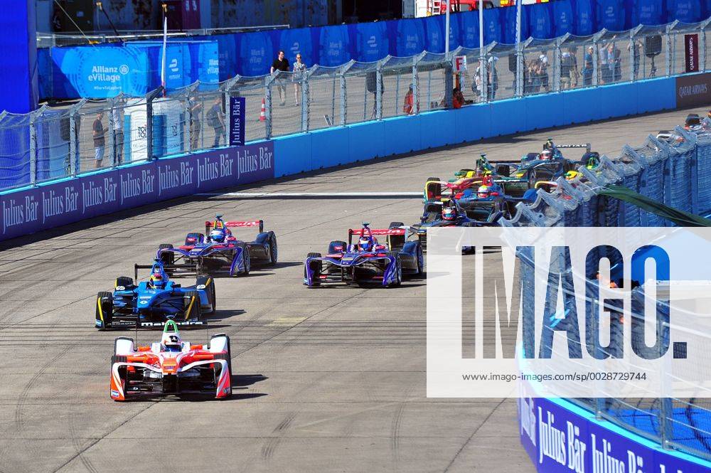 Start - Felix Rosenqvist (Schweden) vor Sebastien Buemi (Schweiz) - Formel E WM 2017 - ePrix von Deutschland in Berlin