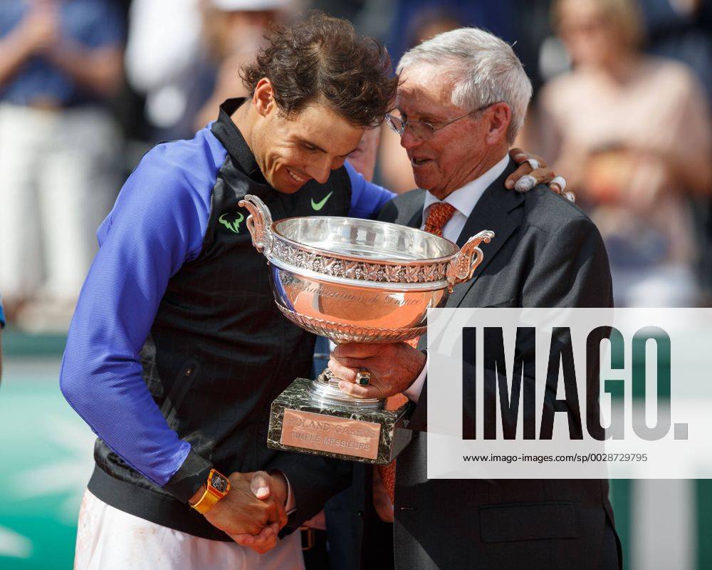 Tennis Legende Roy Emerson (AUS) ueberreicht den Pokal an RAFAEL NADAL (ESP), Siegerehrung, Praesentation Tennis - French Open 2017 - Grand Slam ATP Tennis Herren WTA Tennis Damen ITF - Roland Garros - Paris - - France