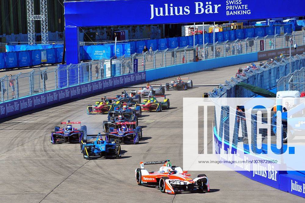 Start - Felix Rosenqvist (Schweden) vor Sebastien Buemi (Schweiz) - Formel E WM 2017 - ePrix von Deutschland in Berlin