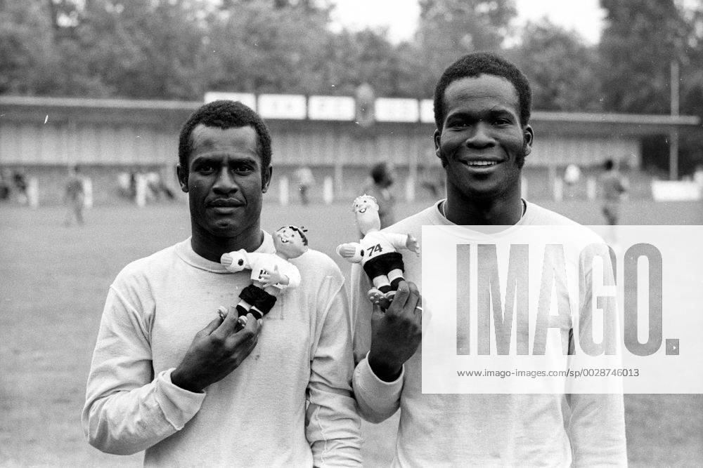 WM 1974, Training Haiti in Deventer, Roger Saint-Vil und Emmanuel Sanon mit den WM Maskottchen Tip und Tap
