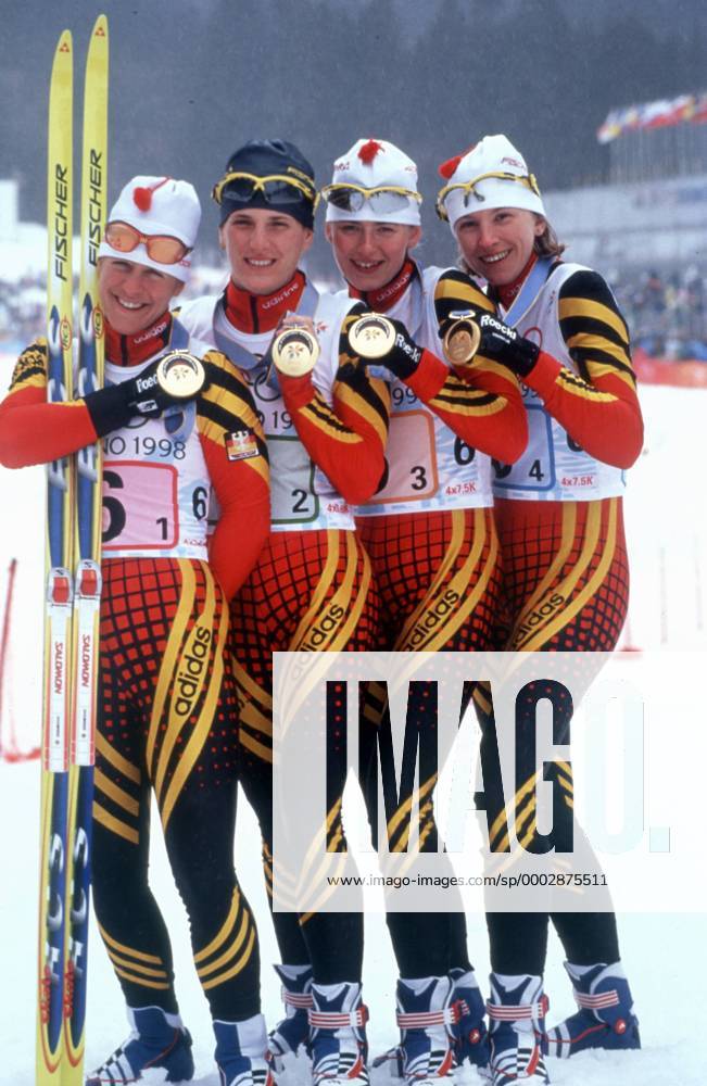 Olympiasieger 4 x 7,5 Kilometer Staffel 1998 Deutschland v.li.: Uschi Disl, Martina Zellner, Katrin Apel und Petra Behle präsentieren ihre Goldmedaillen Biathlon OS Winter Damen Olympische Spiele Nagano 1998, Winterspiele, 4x7,5km, 4 x 7,5 km Kilometer, Vdia Gruppe Nozawa Onsen Freude, Biathlon OS Winter Damen Olympische Spiele Nagano 1998, Winterspiele, 4x7,5km, 4 x 7,5 km Kilometer, Vdia Gruppe Nozawa Onsen Freude,
