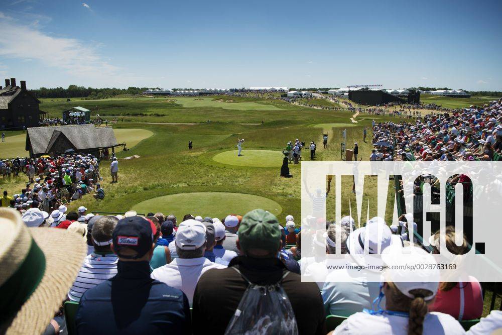 Sveriges Henrik Stenson slar ut pa bana 1 under första omgangen i golfturneringen US Open den 15 juni 2017 i Hartford.