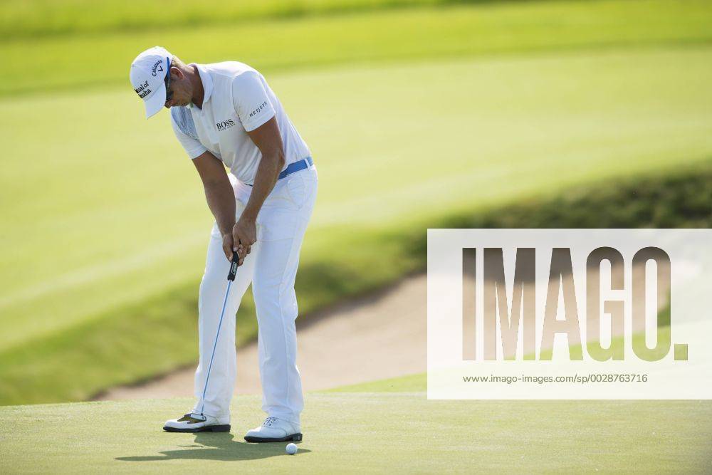 Sveriges Henrik Stenson under första omgangen i golfturneringen US Open den 15 juni 2017 i Hartford.