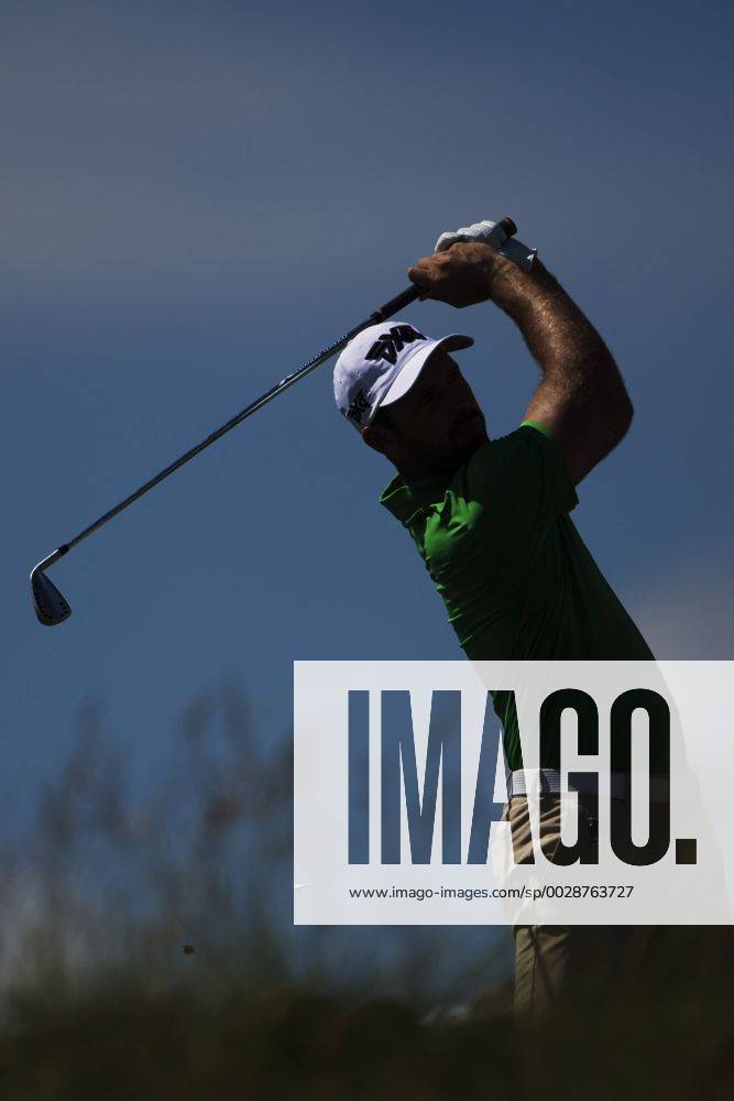 Siluett av Sydafrikas Charl Schwartzel under första omgangen i golfturneringen US Open den 15 juni 2017 i Hartford.