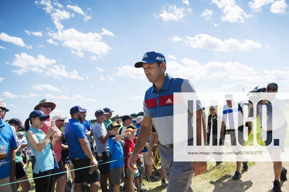 Spaniens Sergio Garcia under första omgangen i golfturneringen US Open den 15 juni 2017 i Hartford.