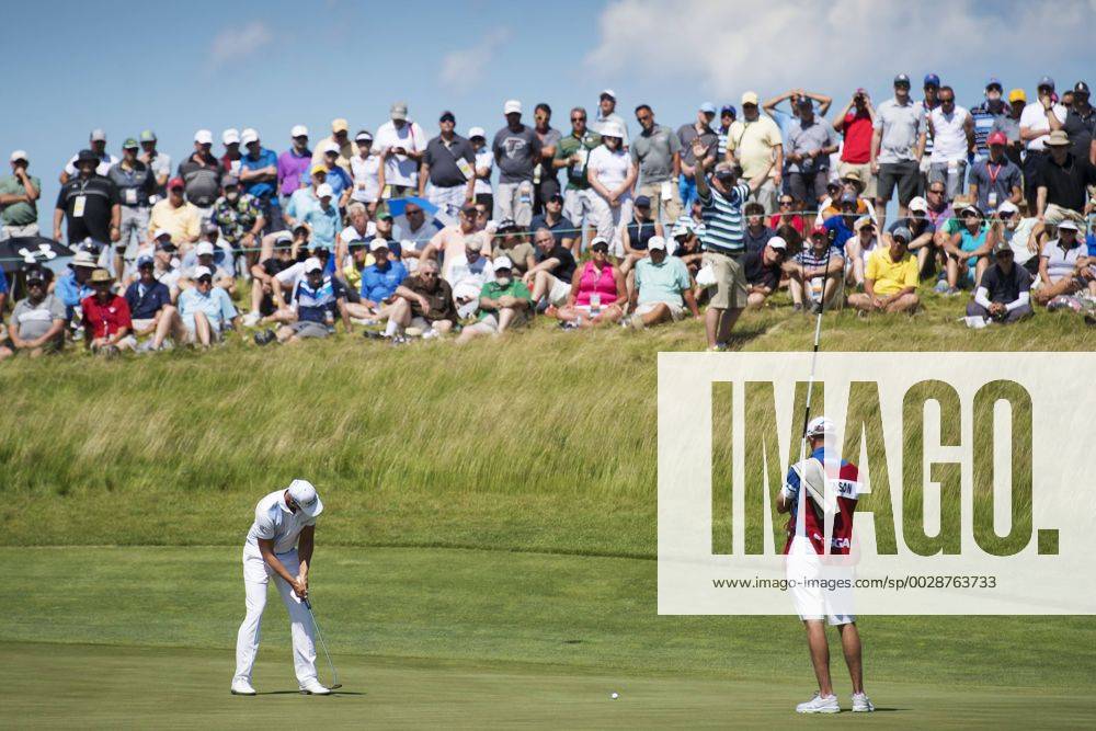 Publik följer spelet när Sveriges Henrik Stenson puttar under första omgangen i golfturneringen US Open den 15 juni 2017 i Hartford.