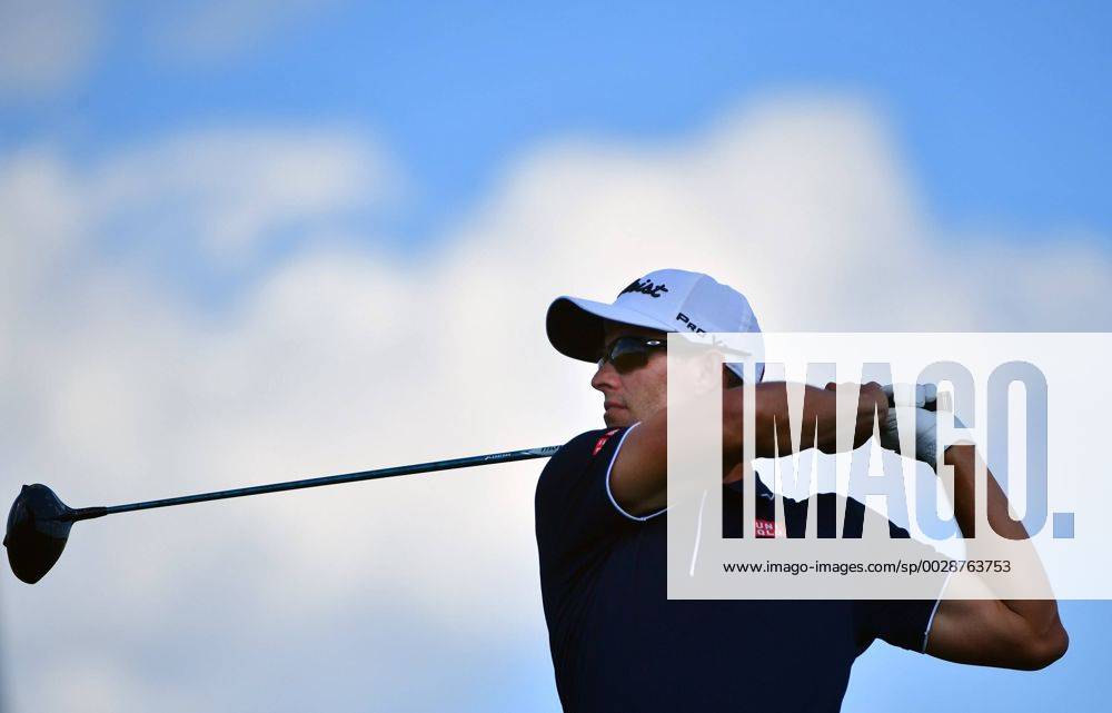 Adam Scott hits on the 10th tee during round 1 of the 117th U.S. Open golf tournament at Erin Hill golf course in Erin, Wisconsin on June 15, 2017. WIS20170615343 KEVINxDIETSCH