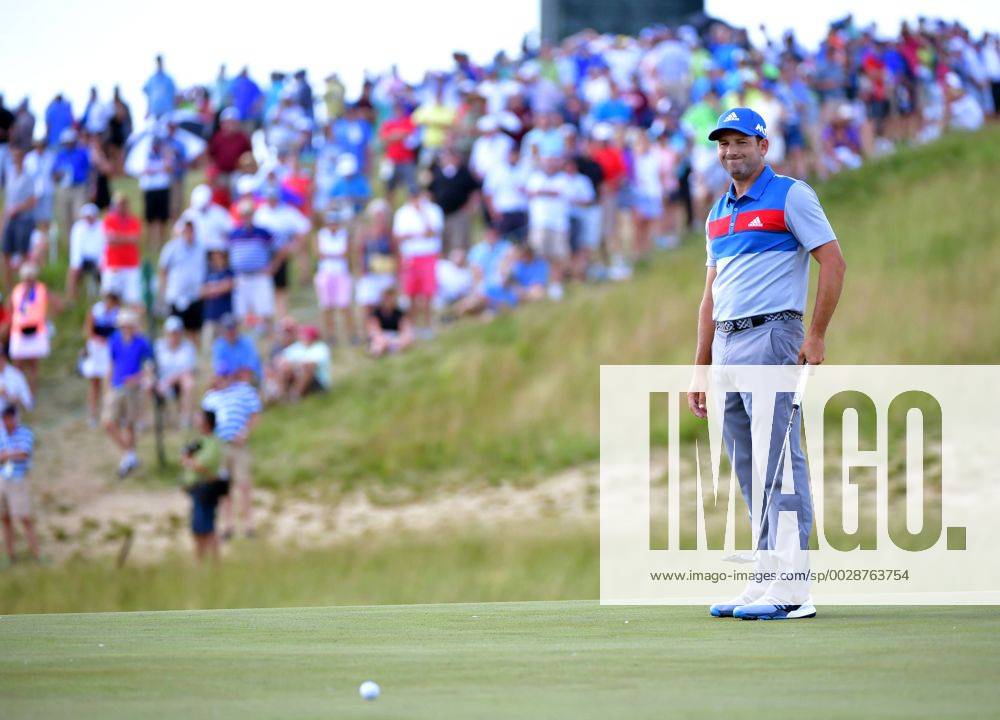 Sergio Garcia reacts to a missed putt on the 9th green during round 1 of the 117th U.S. Open golf tournament at Erin Hill golf course in Erin, Wisconsin on June 15, 2017. WIS20170615345 KEVINxDIETSCH