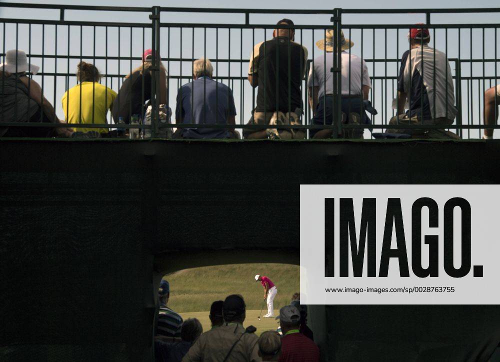 Fans watch as Jason Day putts on the 9th green during round 1 of the 117th U.S. Open golf tournament at Erin Hill golf course in Erin, Wisconsin on June 15, 2017. WIS20170615346 KEVINxDIETSCH