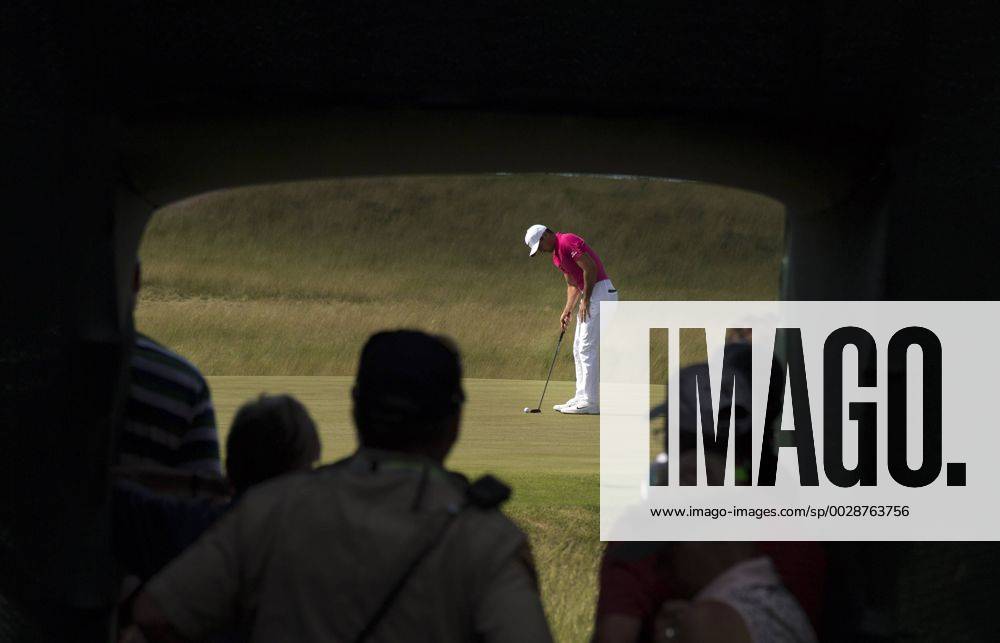Fans watch as Jason Day putts on the 9th green during round 1 of the 117th U.S. Open golf tournament at Erin Hill golf course in Erin, Wisconsin on June 15, 2017. WIS20170615347 KEVINxDIETSCH
