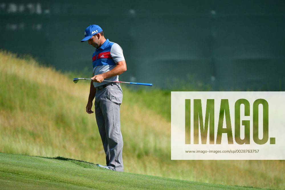 Sergio Garcia reacts to a chip onto the 10th green during round 1 of the 117th U.S. Open golf tournament at Erin Hill golf course in Erin, Wisconsin on June 15, 2017. WIS20170615349 KEVINxDIETSCH